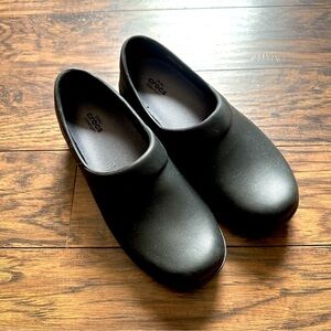 CROCS Black Non-Slip Comfort Clogs (Size 8)